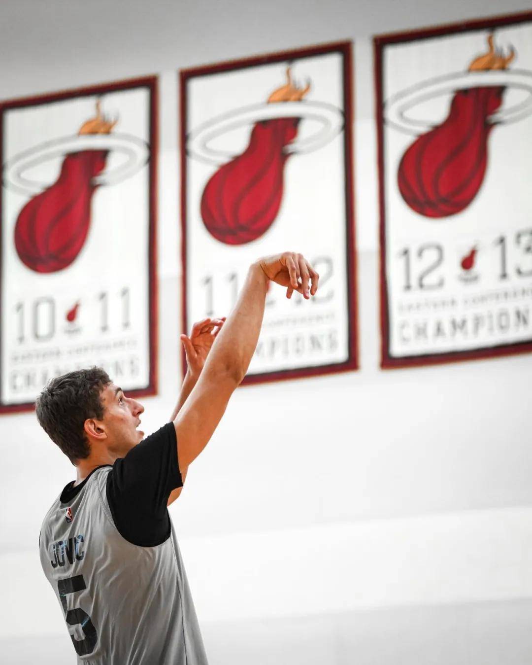 天行体育 -包含今夜浙江队备战NBA常规赛;外线爆发细节曝光;媒体盛赞;训练强度明显提升的词条