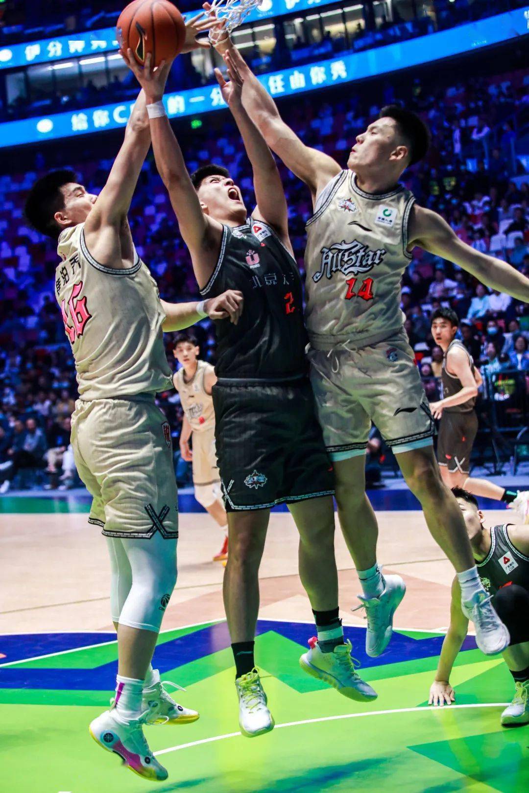 天行体育 -赛地聚焦——CBA季后赛冲刺阶段热度飙升,巴黎圣日耳曼战术微调,更衣室稳定,团队化学反应显著(2024cba季后赛最新战况最新消息)