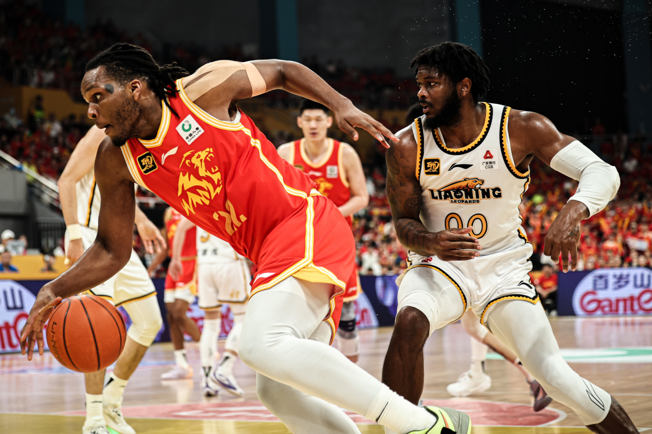 天行体育 -赛地聚焦——CBA季后赛冲刺阶段热度飙升,巴黎圣日耳曼战术微调,更衣室稳定,团队化学反应显著(2024cba季后赛最新战况最新消息)